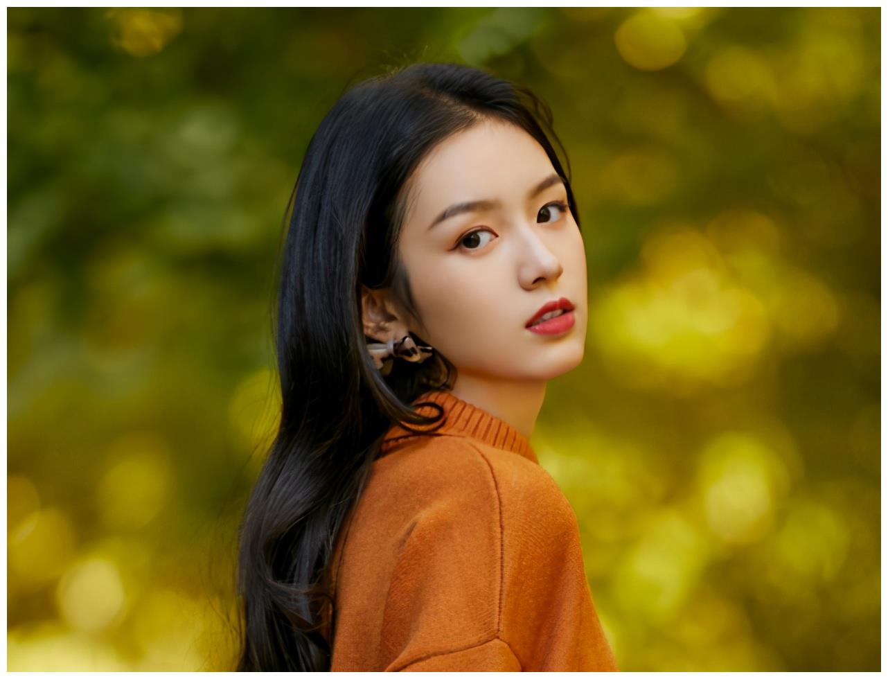 98年出生的都是美少女,赵露思杨超越人气高,而她靠美貌出圈