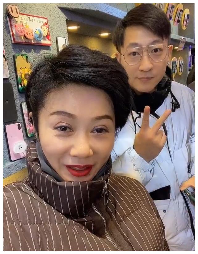 张小光和小牡丹的儿子张尧出生于1989年,如今也是本山传媒旗下演员,曾