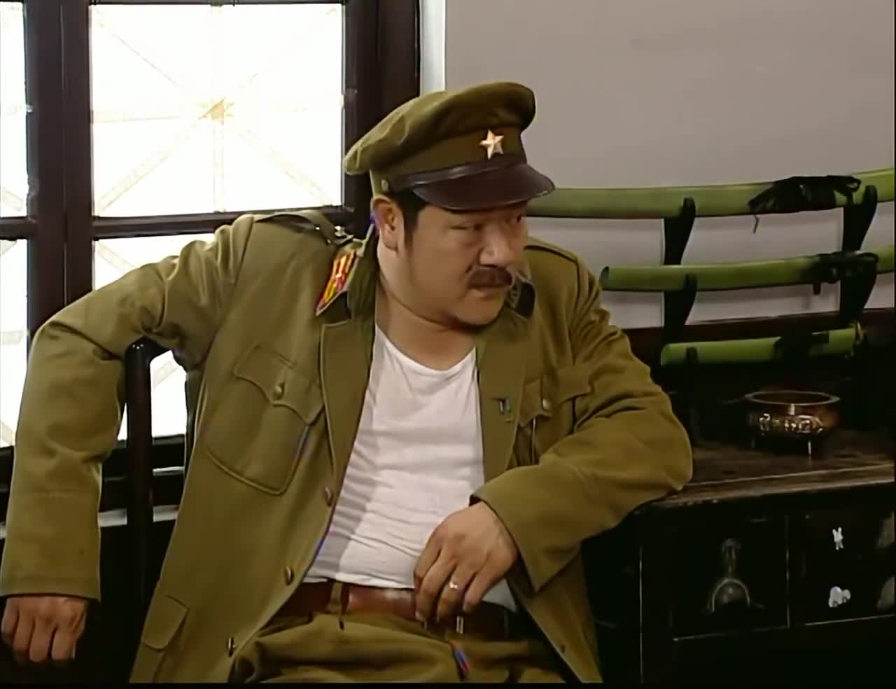 地下交通站:堂弟带来俩白薯,饿坏的黄队长,拿过去就往嘴里塞!