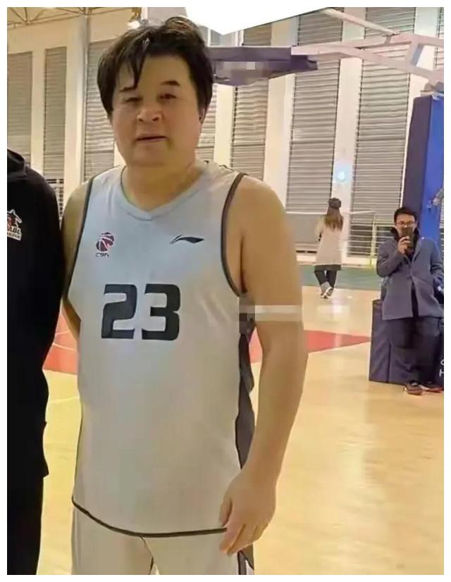 61岁毕福剑近况曝光上衣领口敞开显邋遢还在镜头前狂喷口水