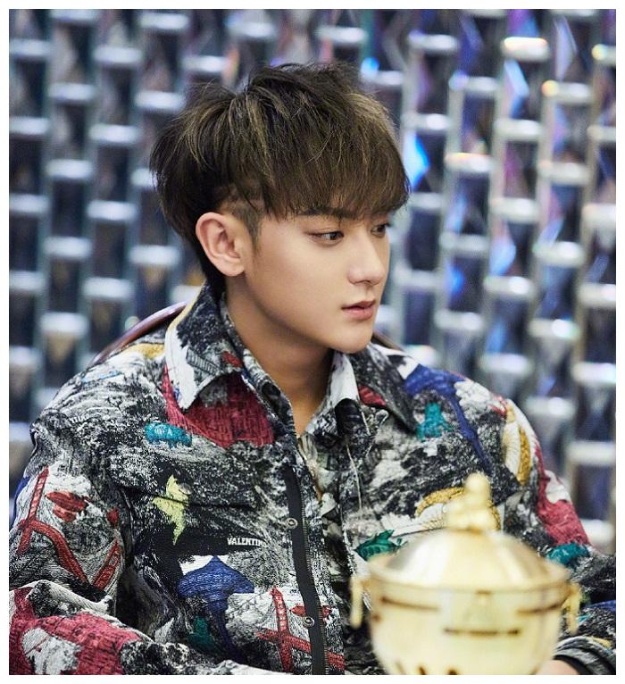 《创3》黄子韬上班照,齐刘海配红色挑染长发,这颜值我酸了