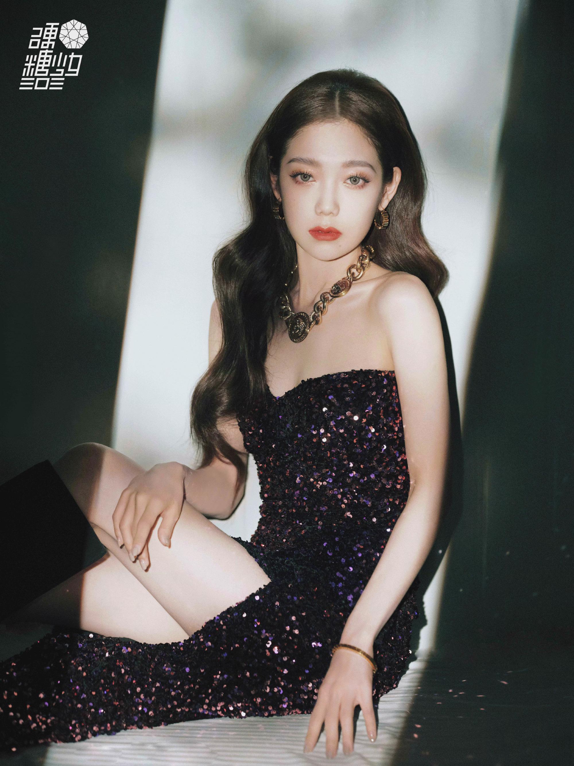 希林娜依高最新舞台造型公开,身穿紫色抹胸闪钻长裙,璀璨耀眼