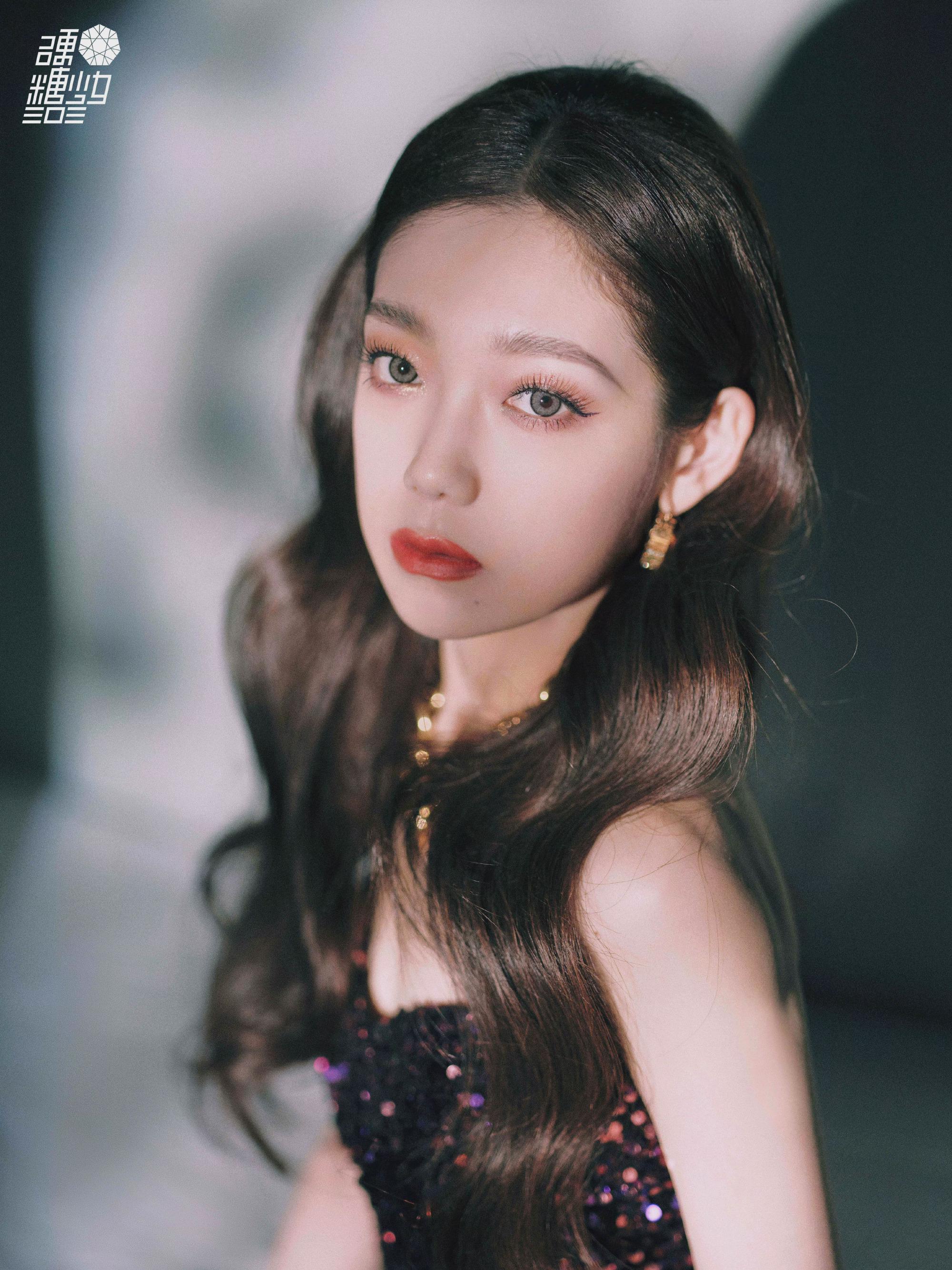 希林娜依高最新舞台造型公开,身穿紫色抹胸闪钻长裙,璀璨耀眼