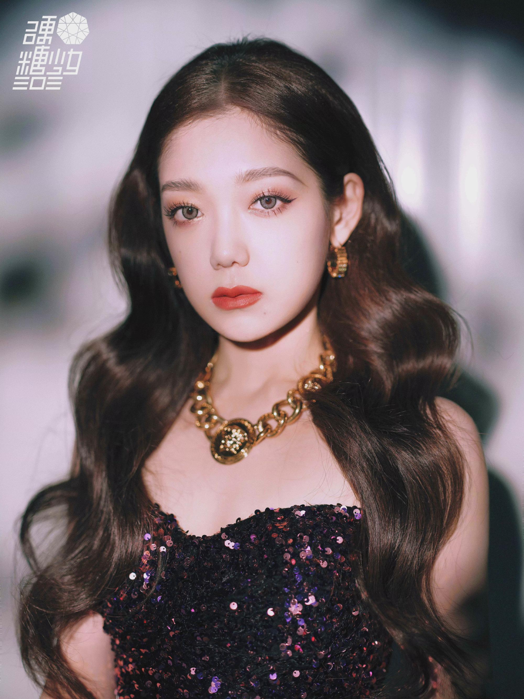 希林娜依高最新舞台造型公开,身穿紫色抹胸闪钻长裙,璀璨耀眼