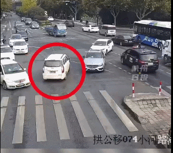 街头，特警突然被一辆面包车拦下！之后5分钟，惊心动魄休闲区蓝鸢梦想 - Www.slyday.coM