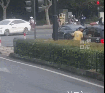 街头，特警突然被一辆面包车拦下！之后5分钟，惊心动魄休闲区蓝鸢梦想 - Www.slyday.coM