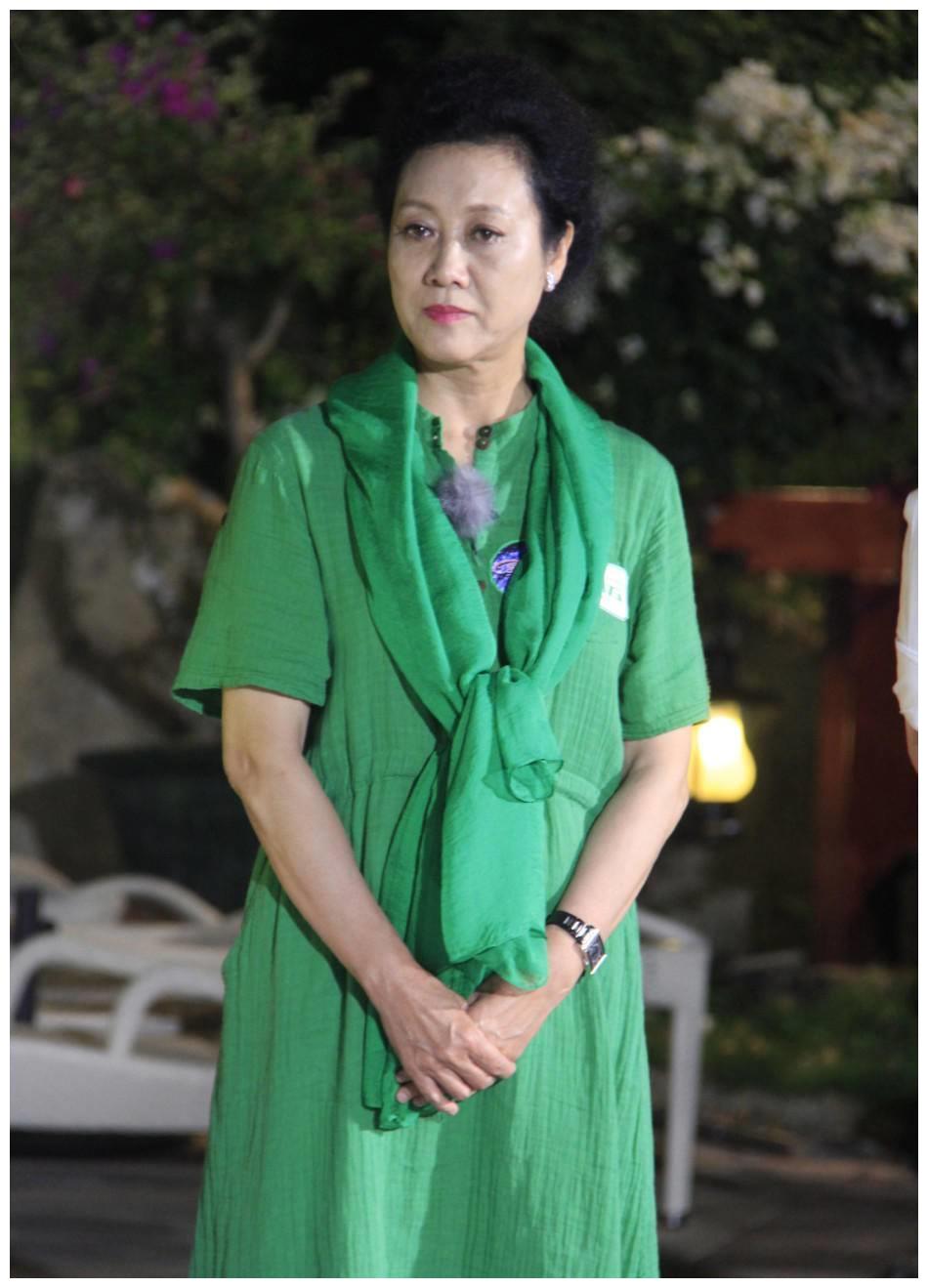 王丽云越老越有气质格子衬衫配阔腿裤优雅得体64岁活得真实