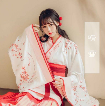 直裾和曲裾还在傻傻分不清？他们之间的区别，你该了解啦！