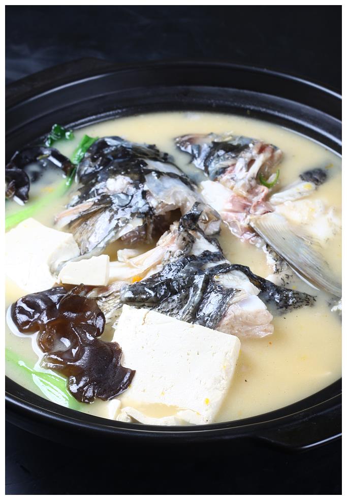 鲢鱼头炖豆腐图片
