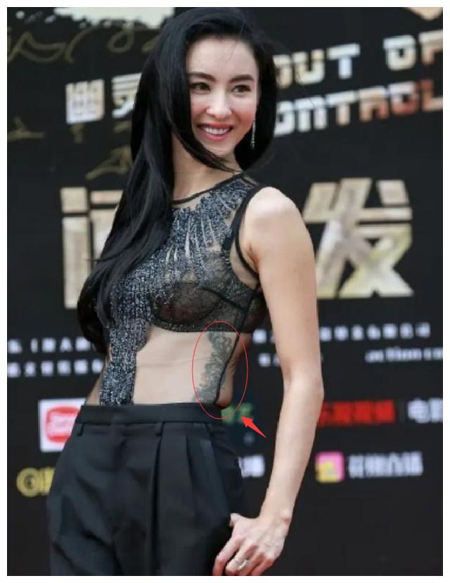 张柏芝穿露脐装出席活动露出腰部纹身霸气十足可惜赘肉太明显