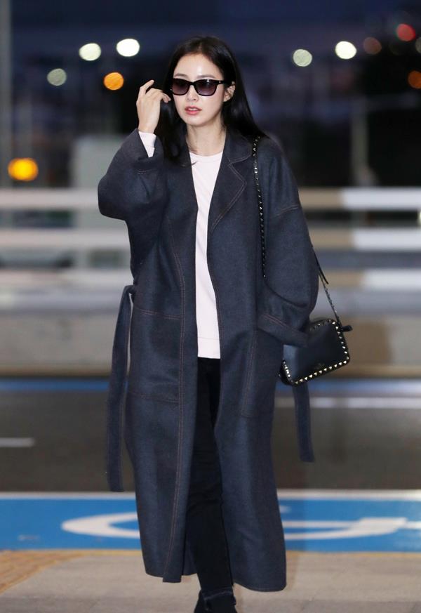 38岁产后的金泰熙身着牛仔大衣,造型随性的同时充满