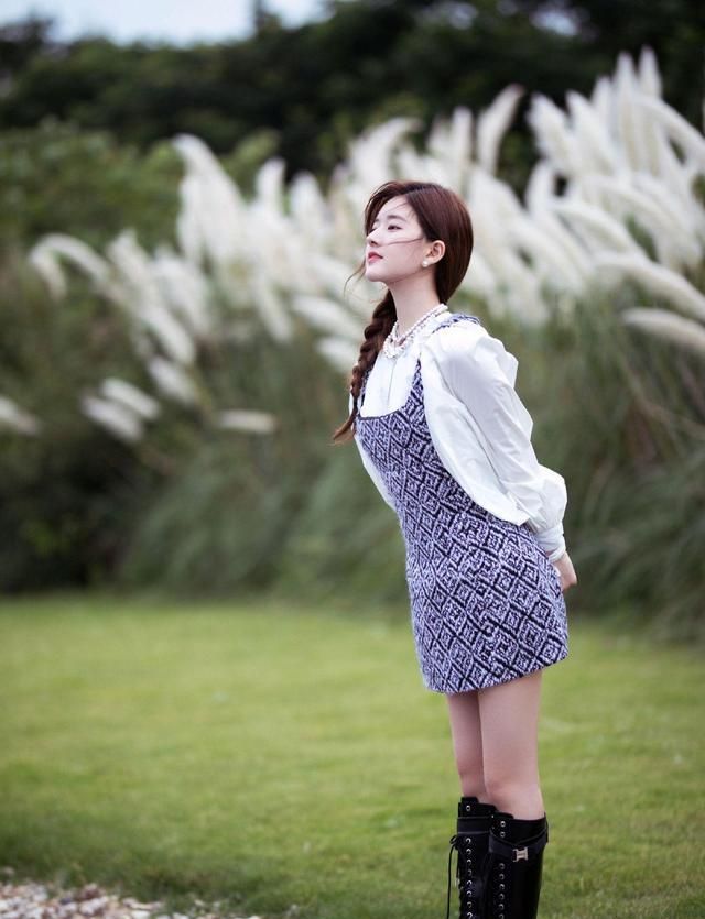 赵露思私服穿搭 甜美可爱 高筒靴造型十分帅气