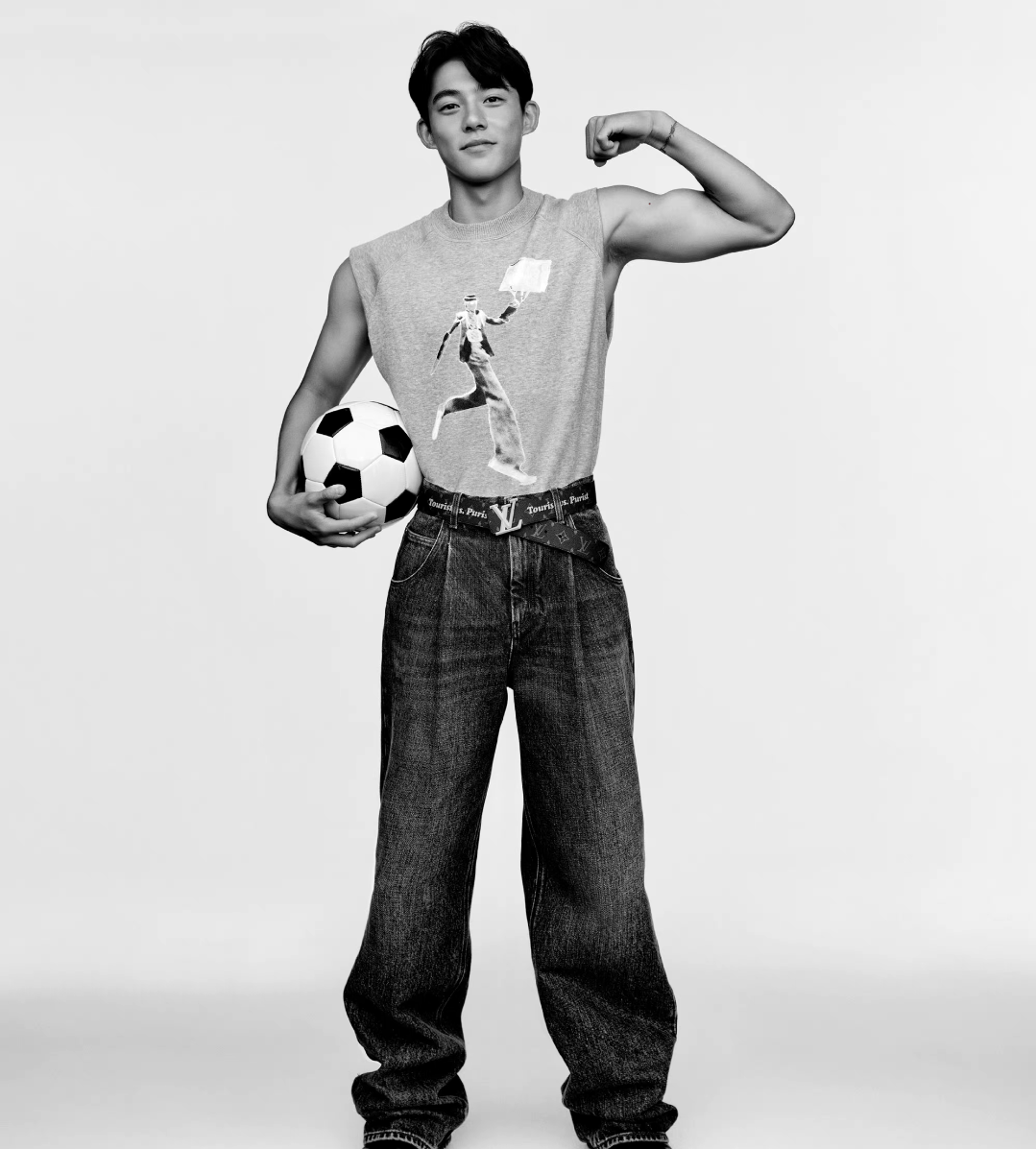 前国脚李明的儿子李嗣镕最近晒出自己的时尚写真