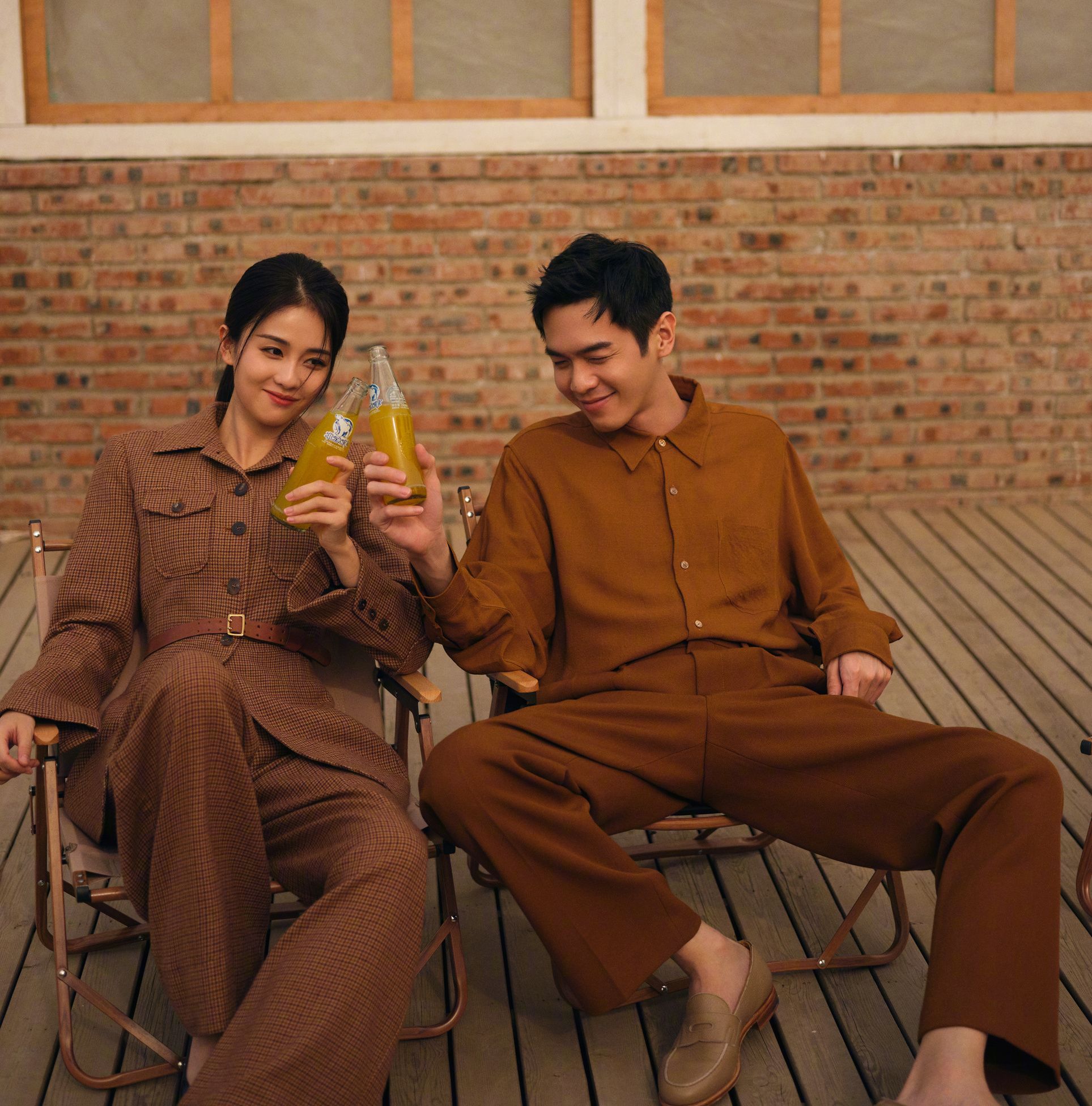 张若昀白鹿造型真帅!在天台穿西装扮酷,《警察荣誉》阵容强大