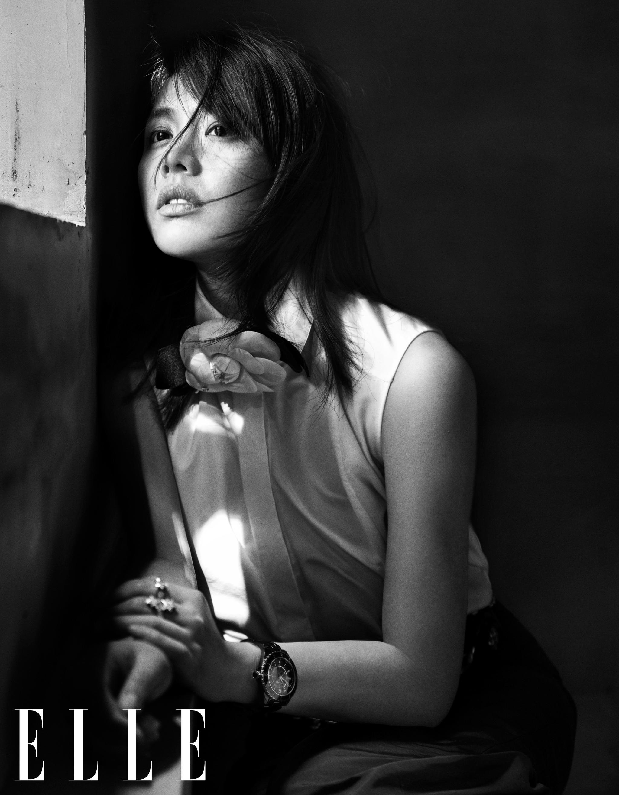 马思纯释出某杂志封面 黑白胶片尽显极致纯粹之美