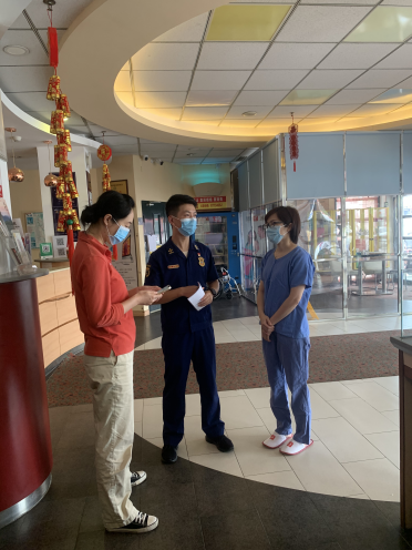 (大队干部对隔离酒店进行现场检查)