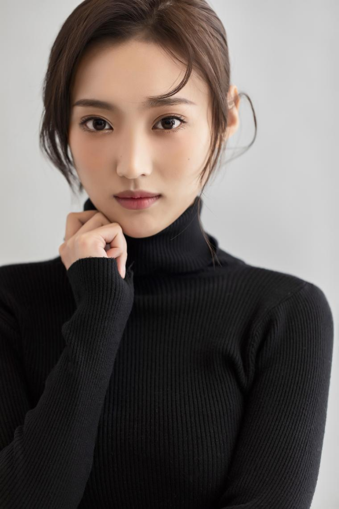 演技在线,颜值抗打,闫可欣在表演方面展现出巨大潜质