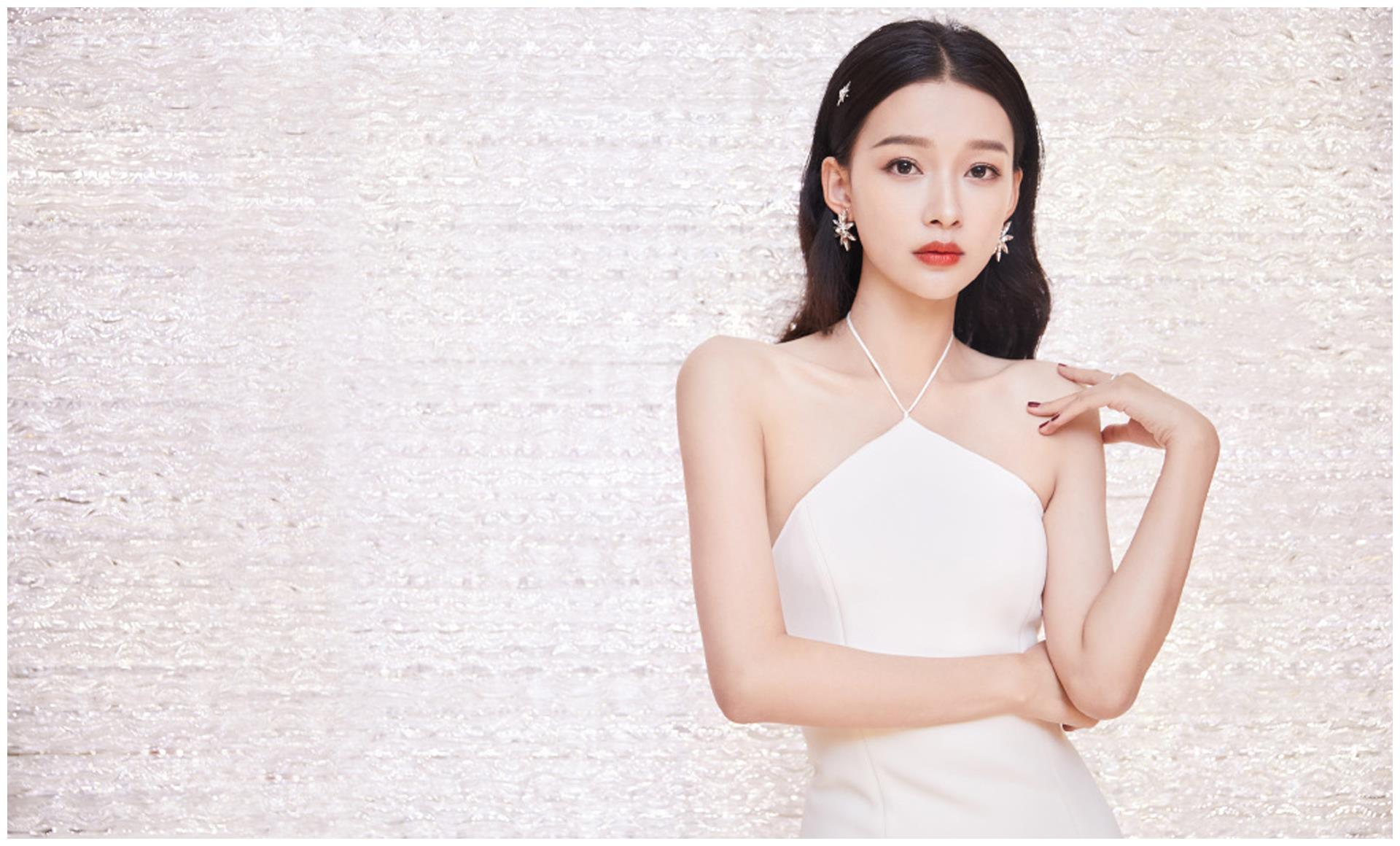 她因长得漂亮,被经纪人介绍给自己的儿子,结婚生子后越来越红