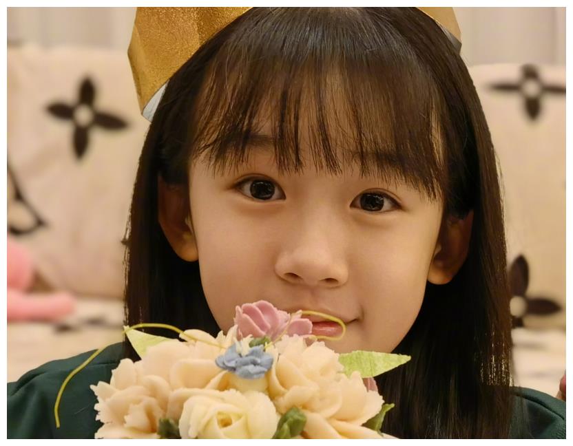 陆毅更博晒生日照,12岁贝儿美出新高度,我却关注旁边的小女儿