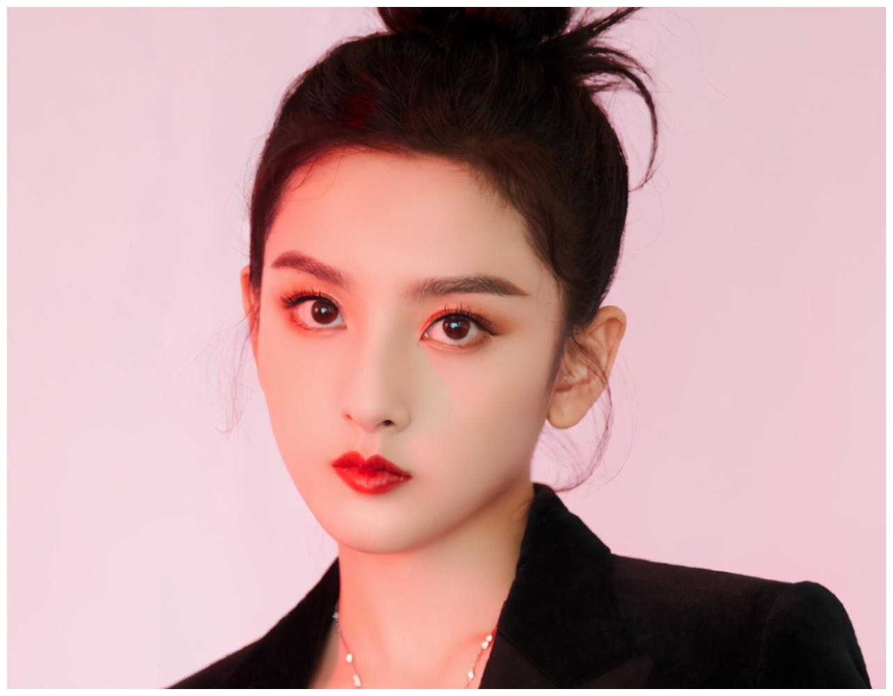 98年出生的都是美少女,赵露思杨超越人气高,而她靠美貌出圈