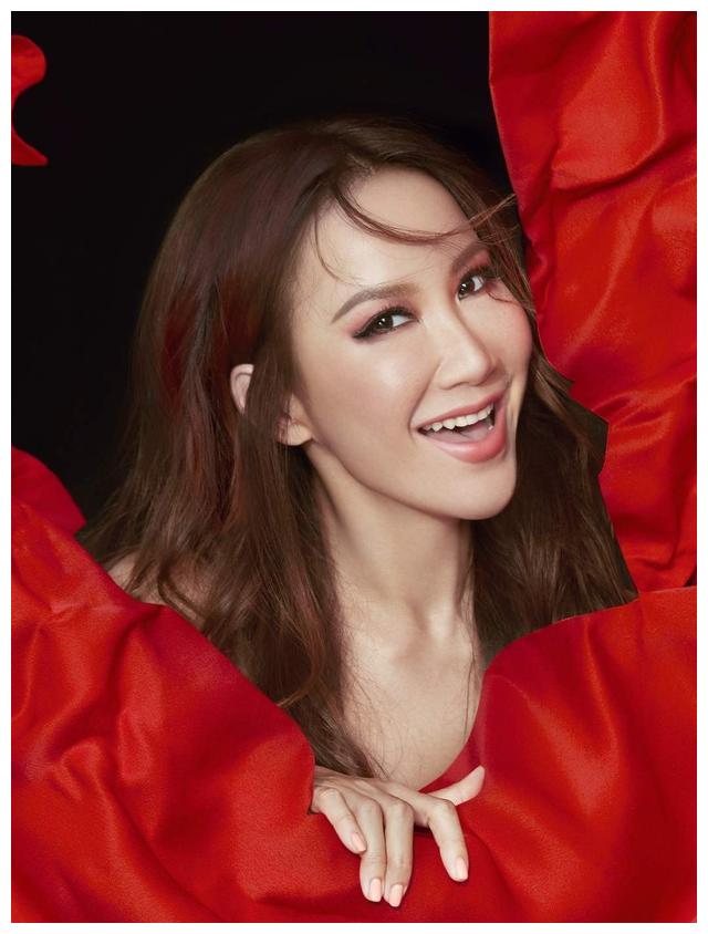 身为外籍明星回国猛捞金?李玟霸气回怼,七个字让网友闭嘴