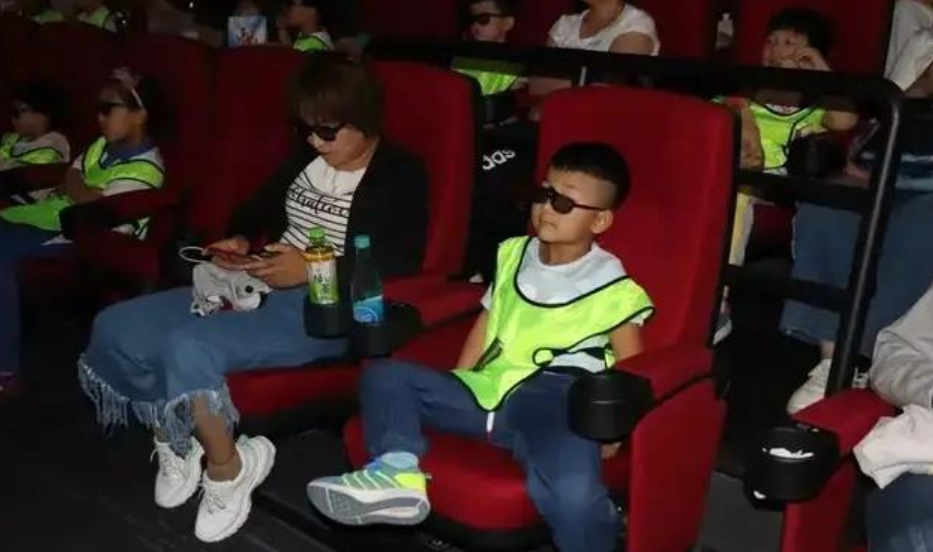 熊孩子拿“大刀”划花奔驰,车主索赔遭拒,家长:法律约束不了我休闲区蓝鸢梦想 - Www.slyday.coM 熊孩子拿“大刀”划花奔驰,车主索赔遭拒,家长:法律约束不了我休闲区蓝鸢梦想 - Www.slyday.coM