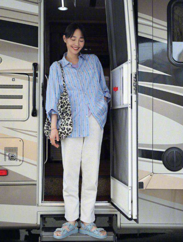 白百何的穿搭挺好看的不像别的女明星那样一定凹造型