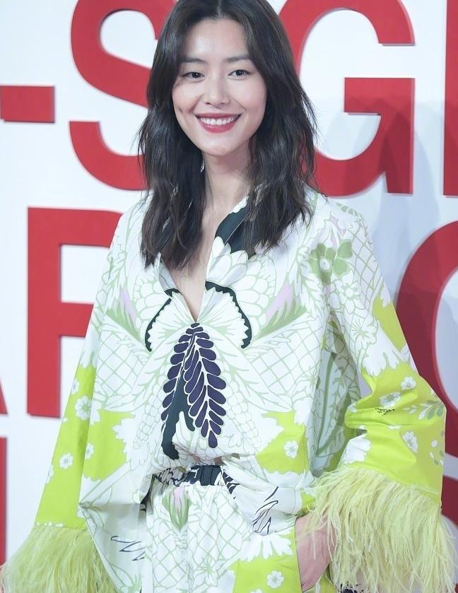 刘雯简单搭配尽显高级感