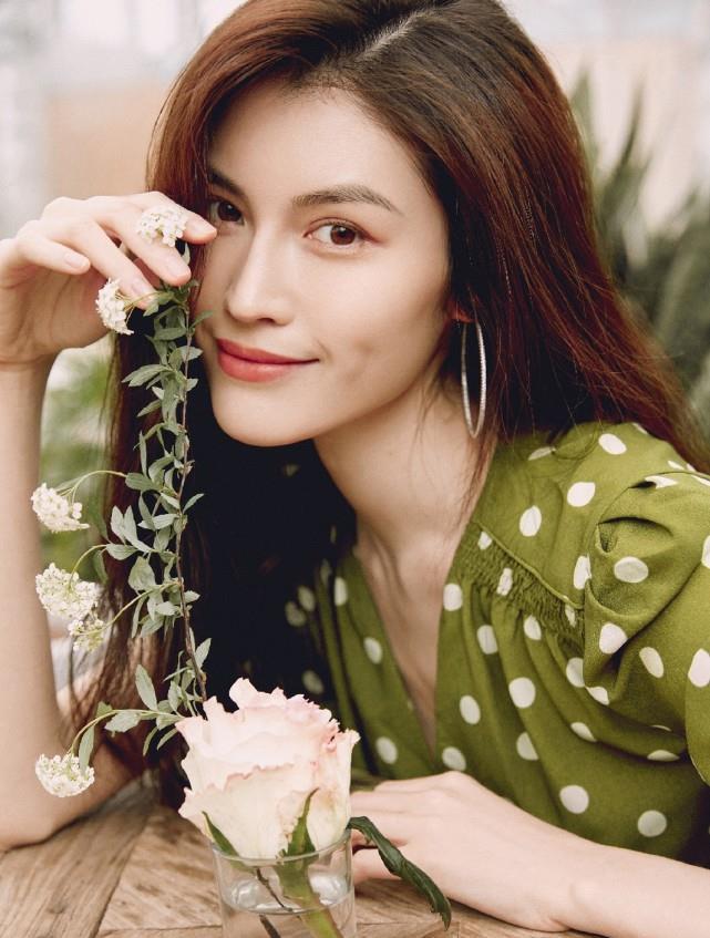 何穗绝对也算一个,一直以来,大家对何穗最深刻的印象就是她的白皙皮肤