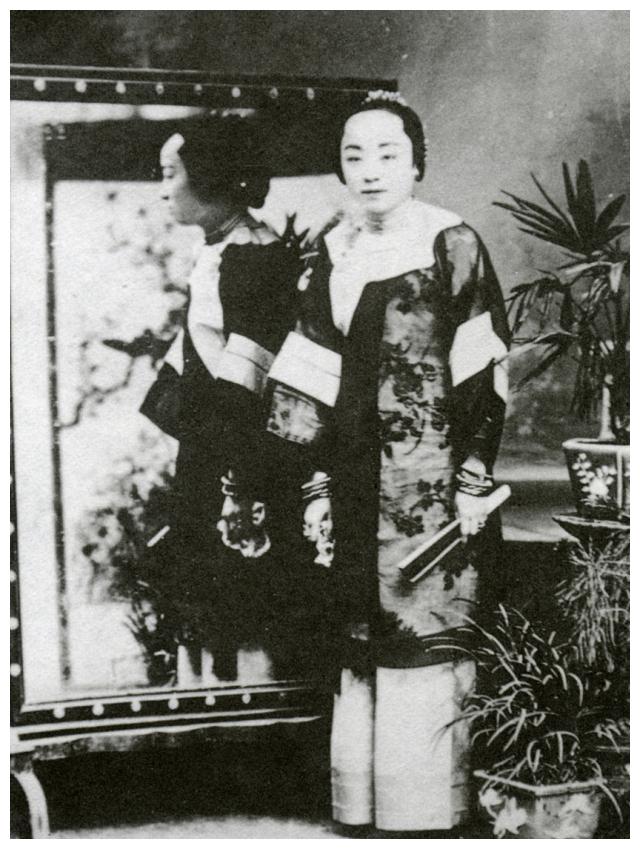 她三次出嫁 三度丧夫 飘零半生未育一子一女 晚年甘为亡夫守灵 洪钧 赛金花 魏斯炅 新浪新闻