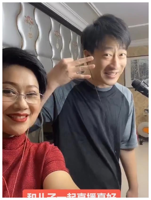 张小光和小牡丹的儿子张尧出生于1989年,如今也是本山传媒旗下演员,曾