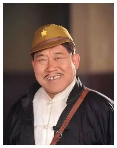 他是国家一级演员,因歪嘴演一辈子反派,如今颜值影响后代