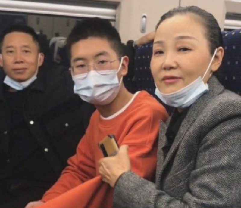 孙卓妈妈透露，孙海洋和儿子拍照怕被嫌弃，父子两人并未打开心扉休闲区蓝鸢梦想 - Www.slyday.coM