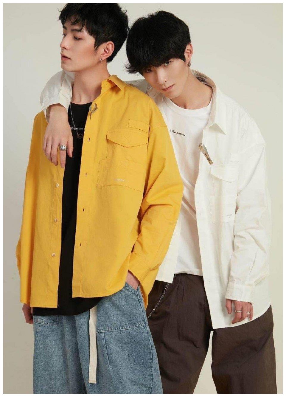 也是95后弟弟,扮得了成熟也能回归纯真,当哥俩一同穿上皮卡丘印花卫衣