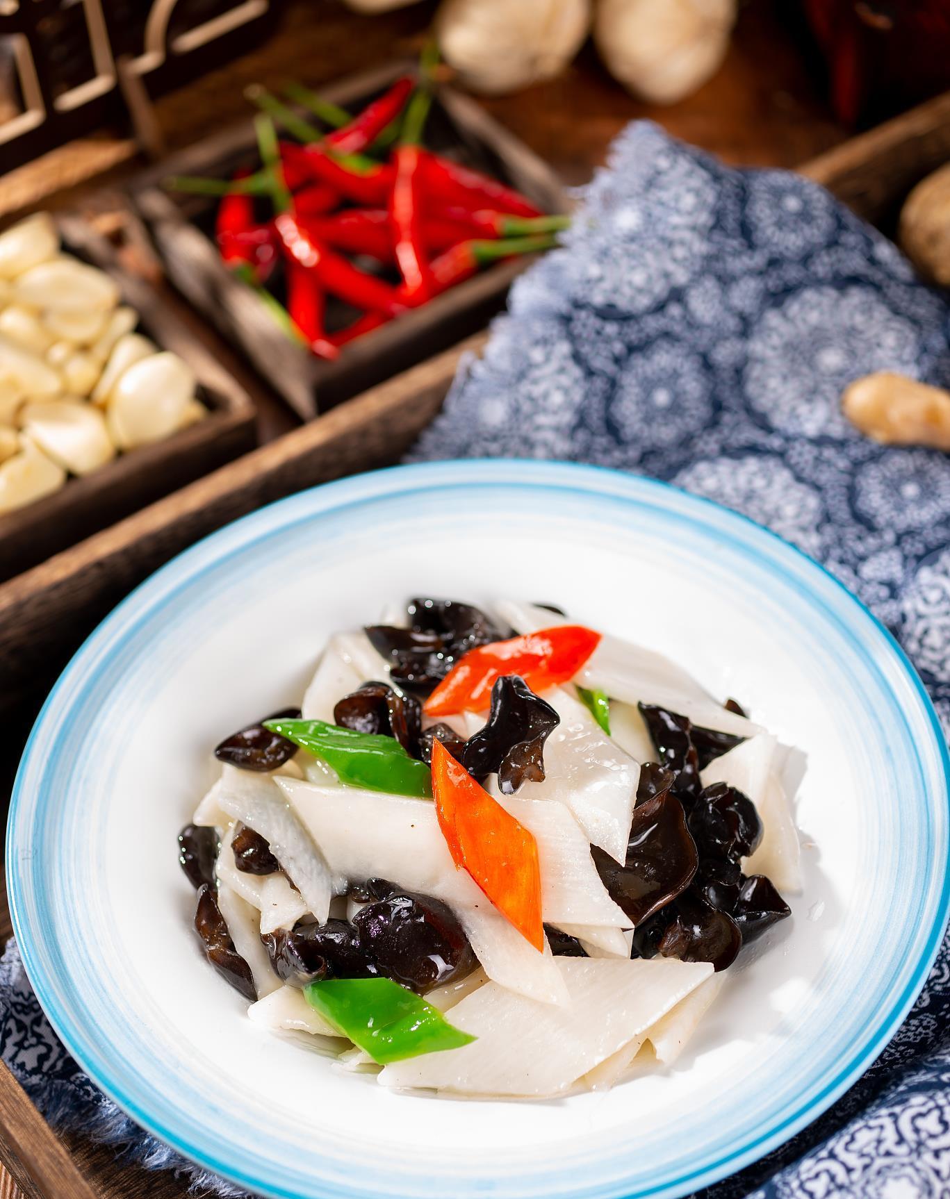 今天呢我跟大家分享大家成菜山药炒木耳快来看看吧