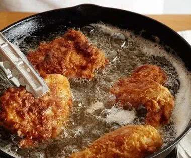 炸完东西后锅子总是油腻腻?教你简单的清油锅方法哦