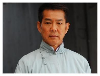 63岁元彪近照曝光,满头黑发不显老,曾被誉为功夫巨星齐名成龙
