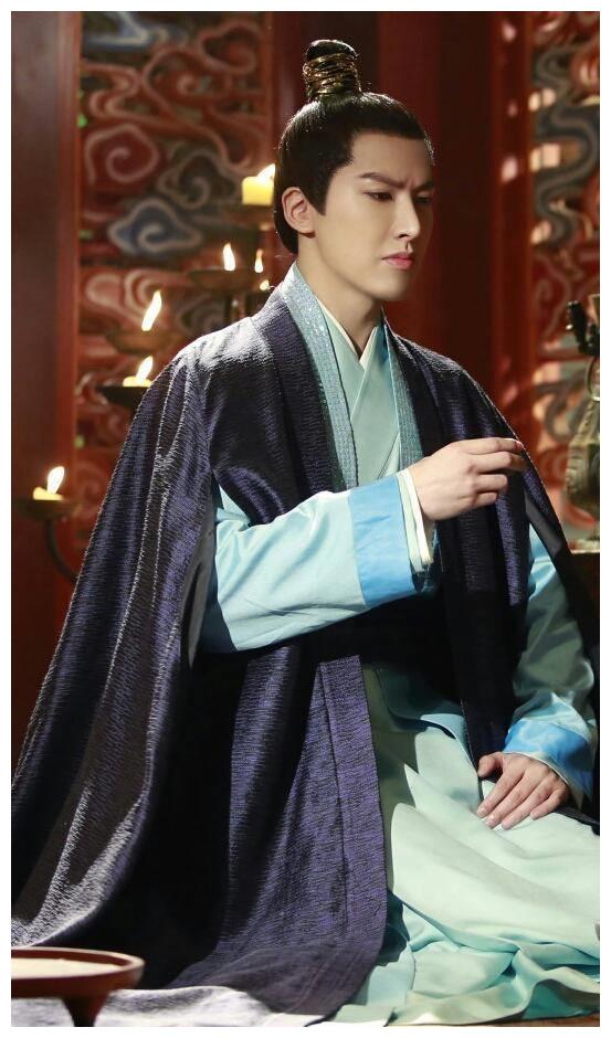 赖艺也是在《三生三世十里桃花》中扮演过司音的师兄叠风,高挑的身材