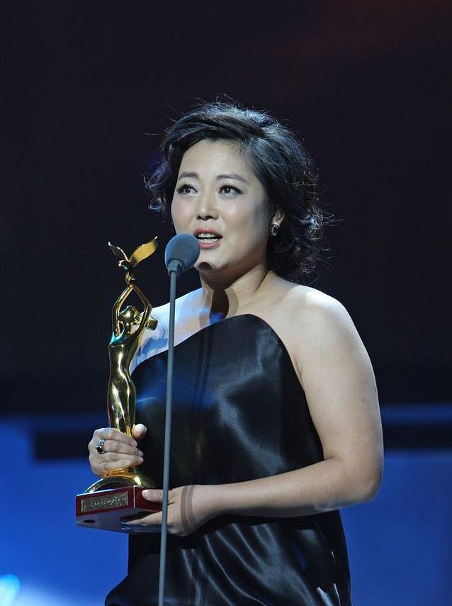 王茜华的造型一般人欣赏不了,黑裙秀出饱满身材,看着真挺有个性