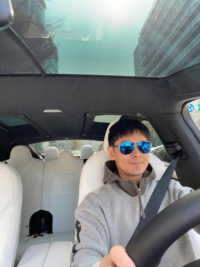 46岁林志颖开百万豪车晒太阳,车内干净整洁,皮肤紧致像26岁