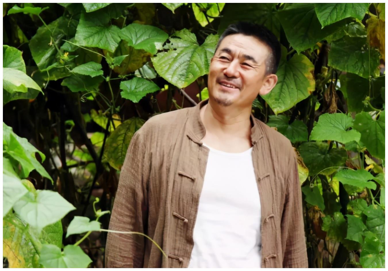 李洪涛:辞铁饭碗成戏疯子,偷户口本娶恩师女儿,过成这样|李洪涛|铁