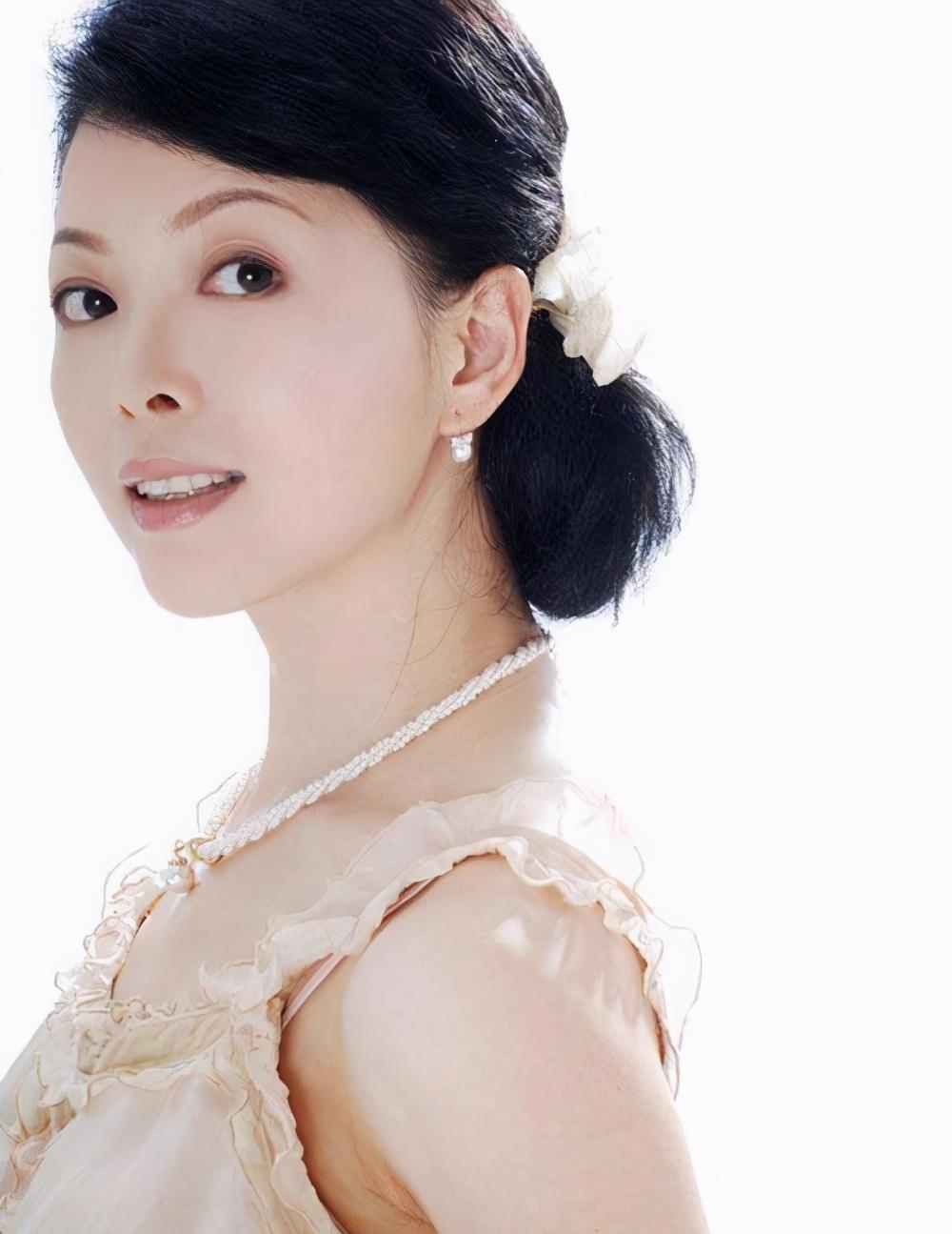 前湖南一姐仇晓近况:当红时甩汪涵嫁豪门,今复出收视惨淡被遗忘