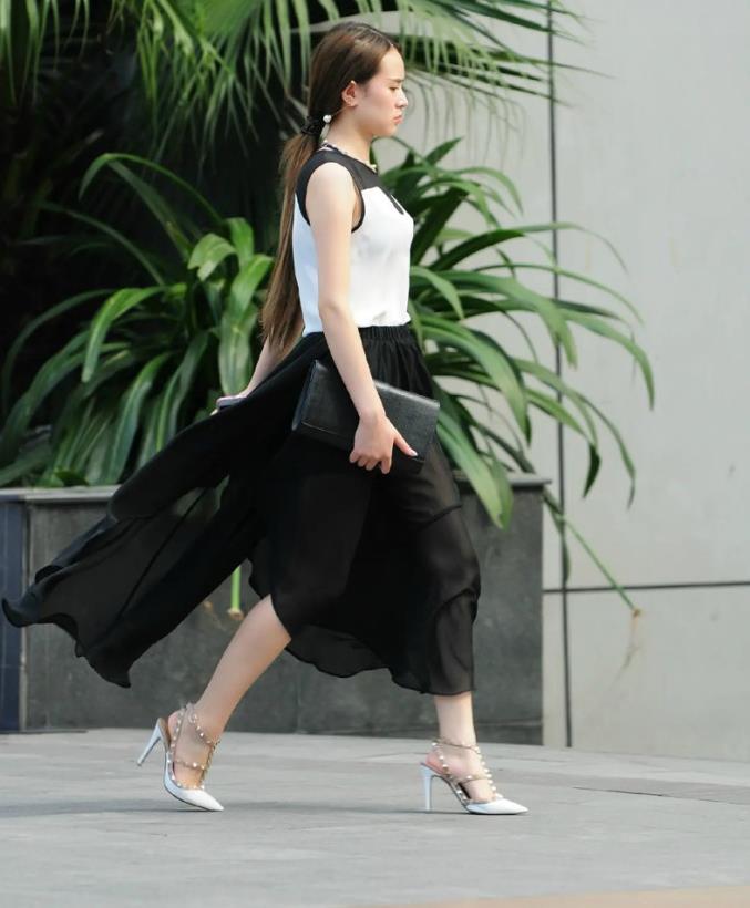 拼接色长裙搭配铆钉高跟鞋,仙气飘飘