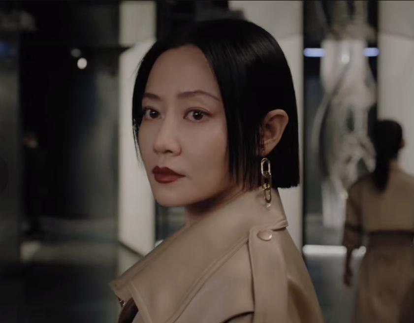 谭卓大牌代言时尚魅惑卡其色丝光风衣女人味十足再现高贵妃