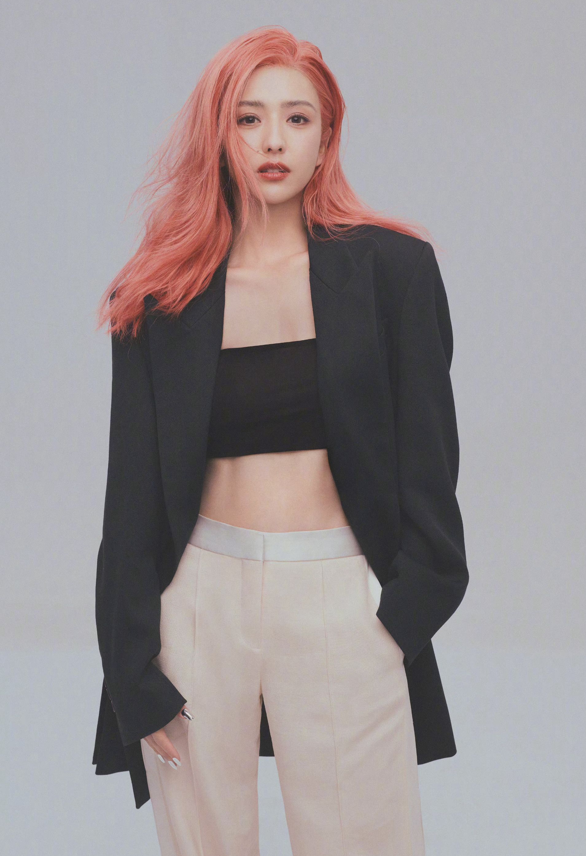 38岁佟丽娅越来越美了拍杂志大片香肩抢镜眉眼如画气质出众