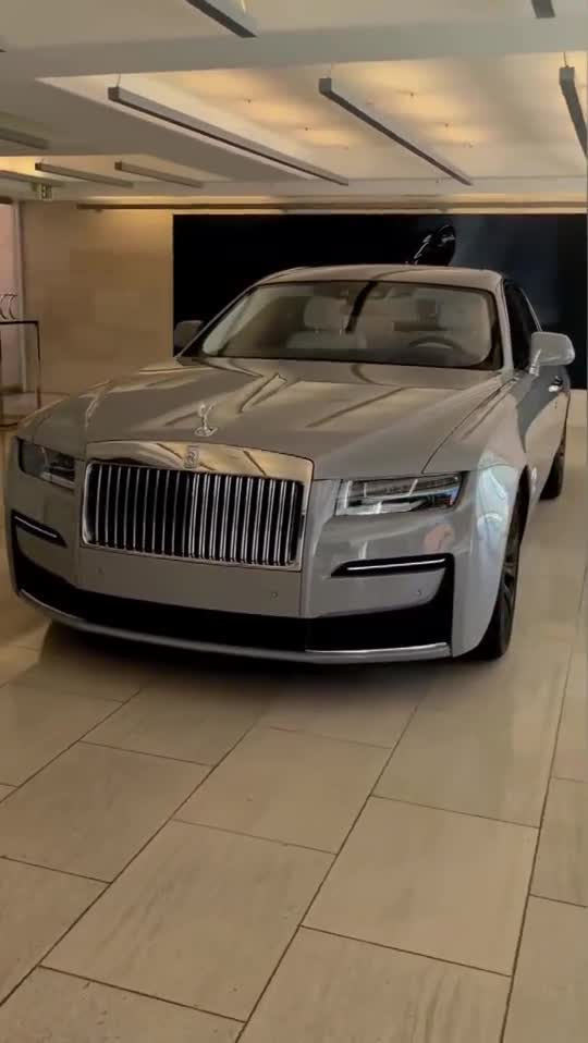 慢镜头展示2021款劳斯莱斯古斯特独特的魅力令人着迷