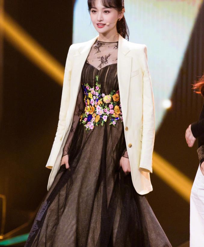 郑爽穿黑色晚礼裙,花朵元素点缀其间,翩翩起舞如天仙下凡