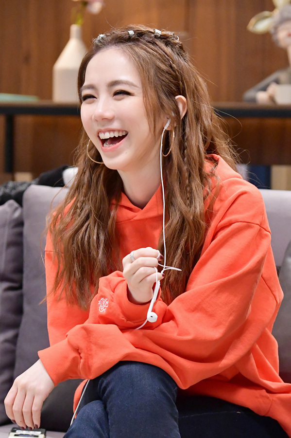 开年暖综同一屋檐下即将上线邓紫棋尽显吃瓜少女本质