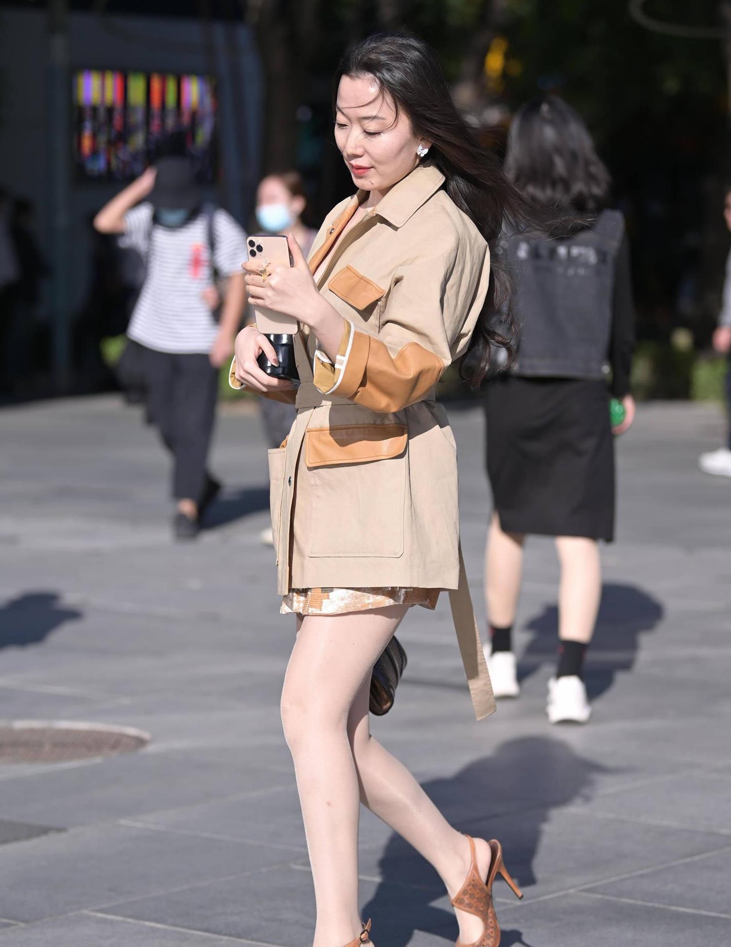 过了中秋,天气转凉,但是依旧有时尚姑娘穿着漂亮的高跟凉鞋出门