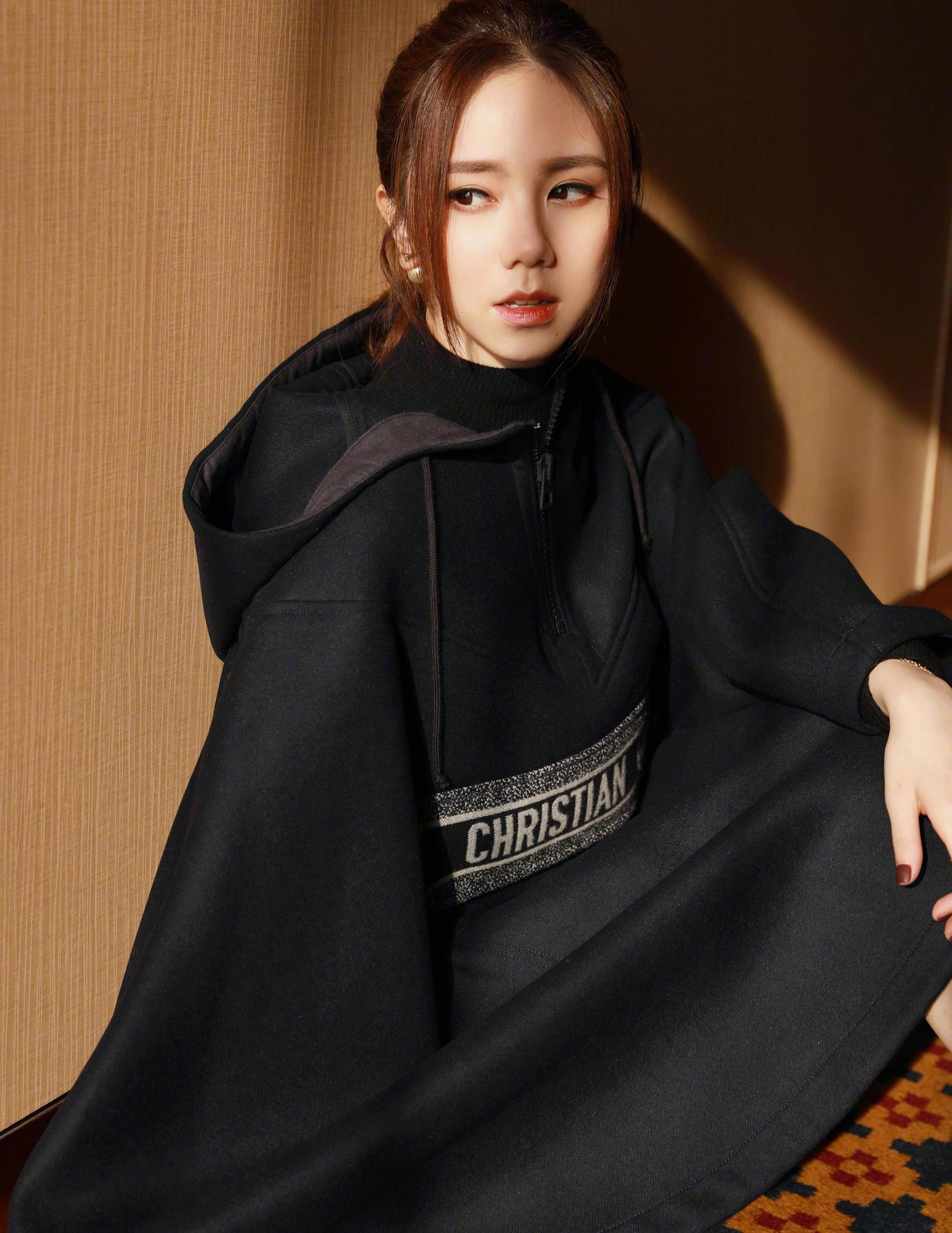 邓紫棋最新时尚大片曝光,燕尾连体衣格外有腔调,不愧是时尚女孩_高清